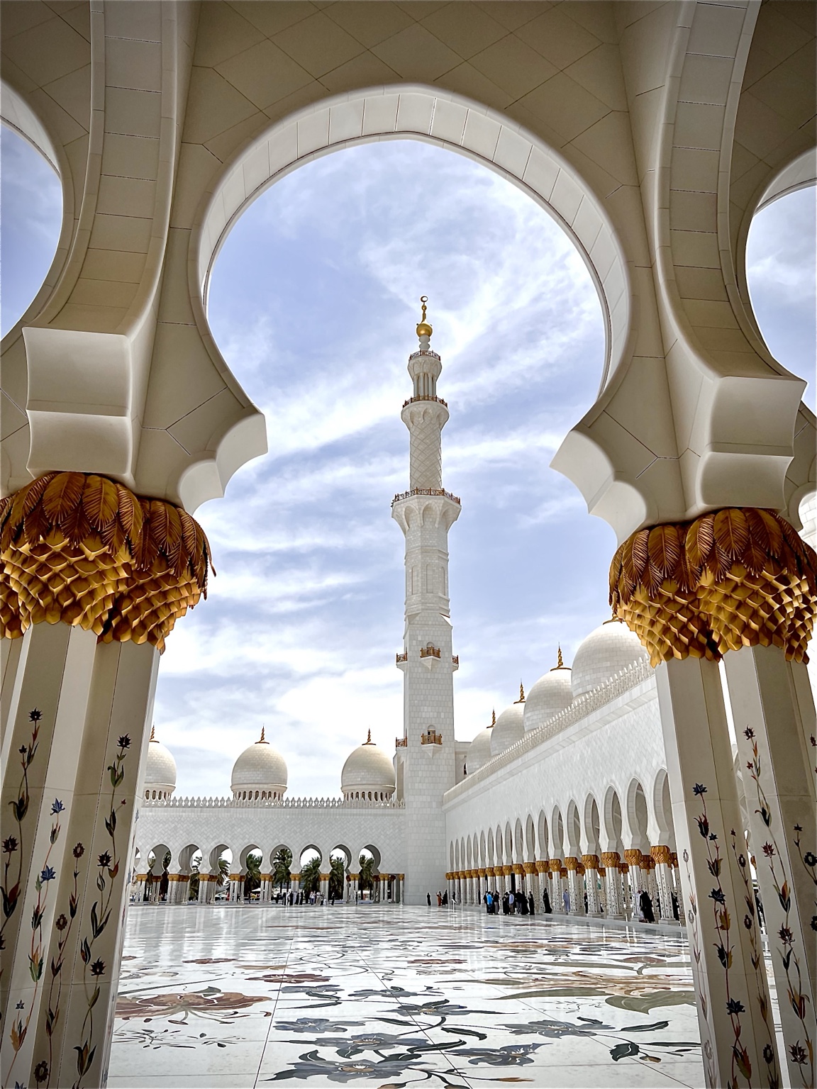 La Gran Mezquita Sheikh Zayed enmarcada por un arco