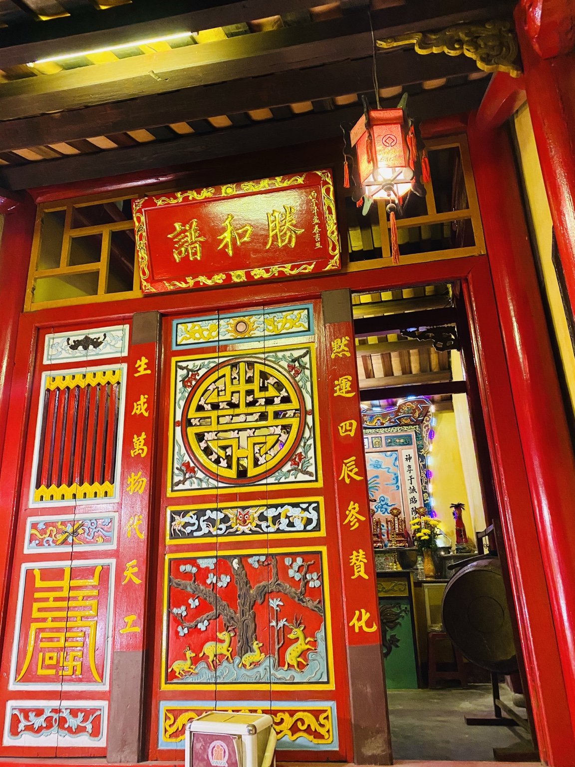 Puerta roja ornamentada en un templo asiático