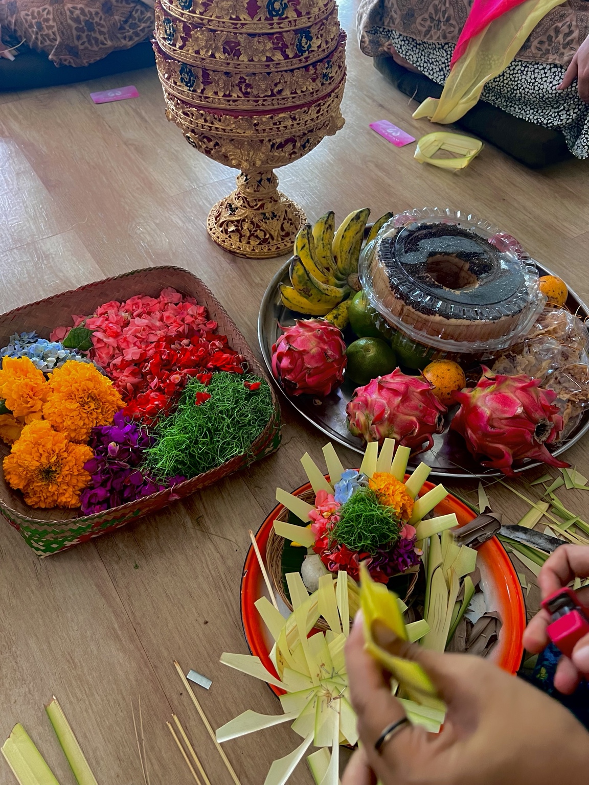 Flores, frutas y materiales para preparar una ofrenda balinesa