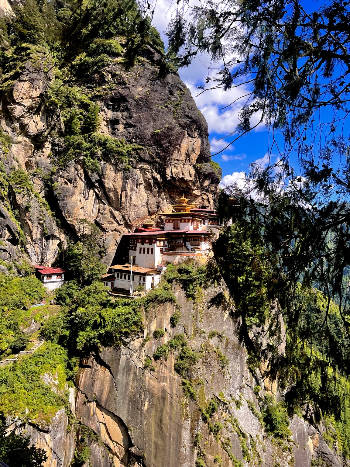 Monasterio enclavado en un acantilado entre montañas