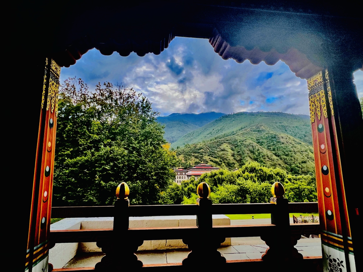 Valle verde visto desde un templo entre montañas