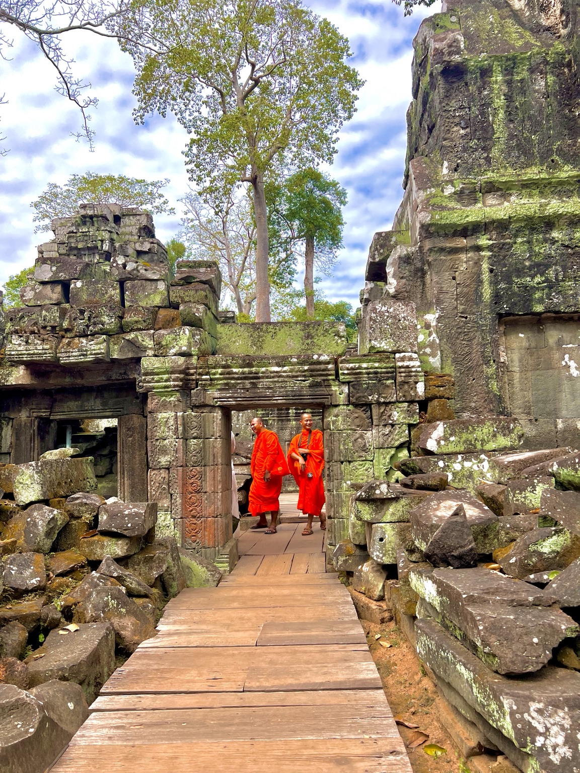 Monjes caminando entre las ruinas de Angkor