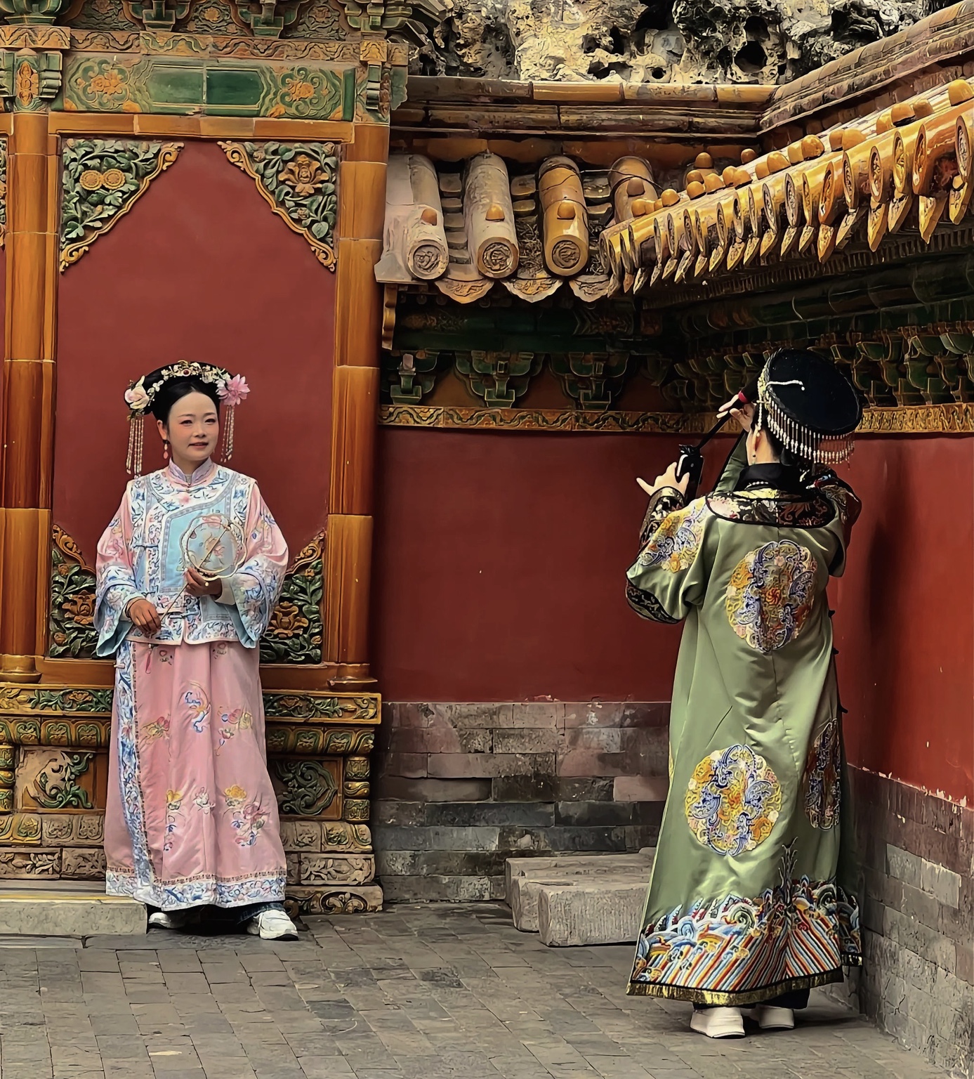 Encuentro con vestimentas tradicionales en un palacio chino
