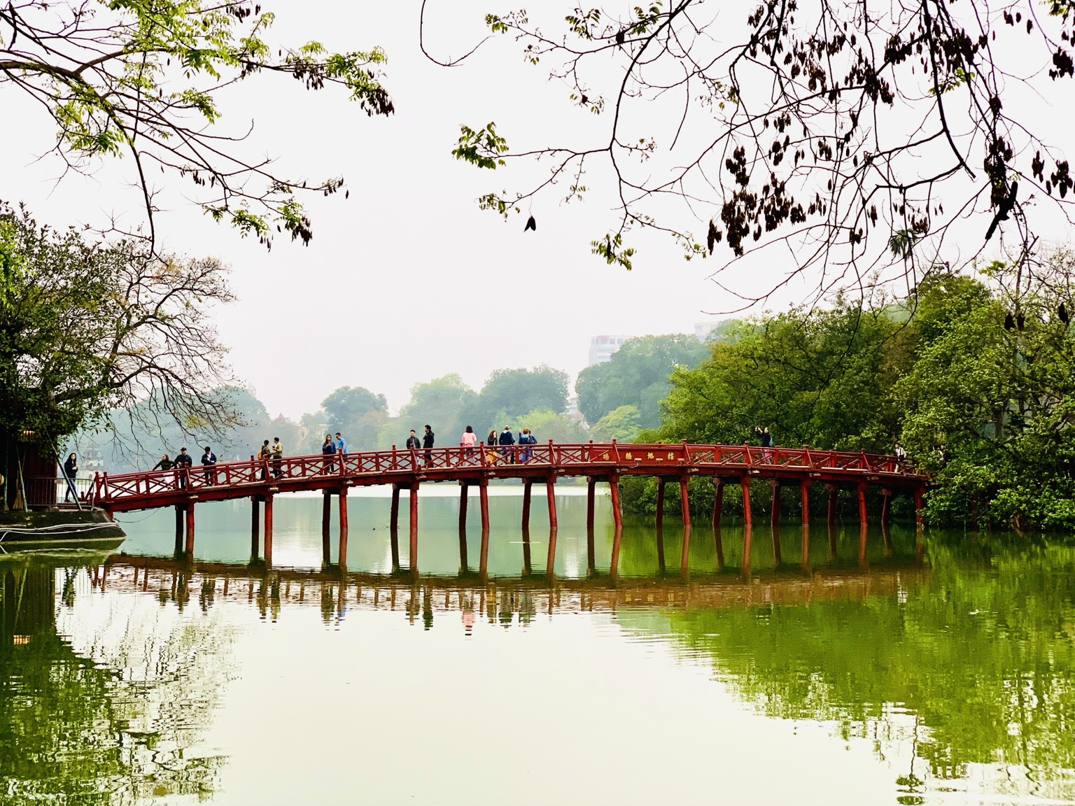 Puente rojo que cruza un lago en Vietnam