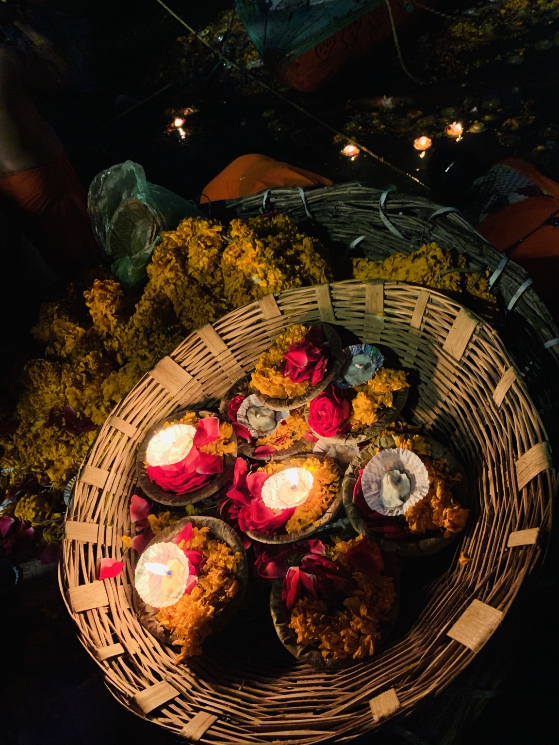 Ofrendas florales junto al agua en India