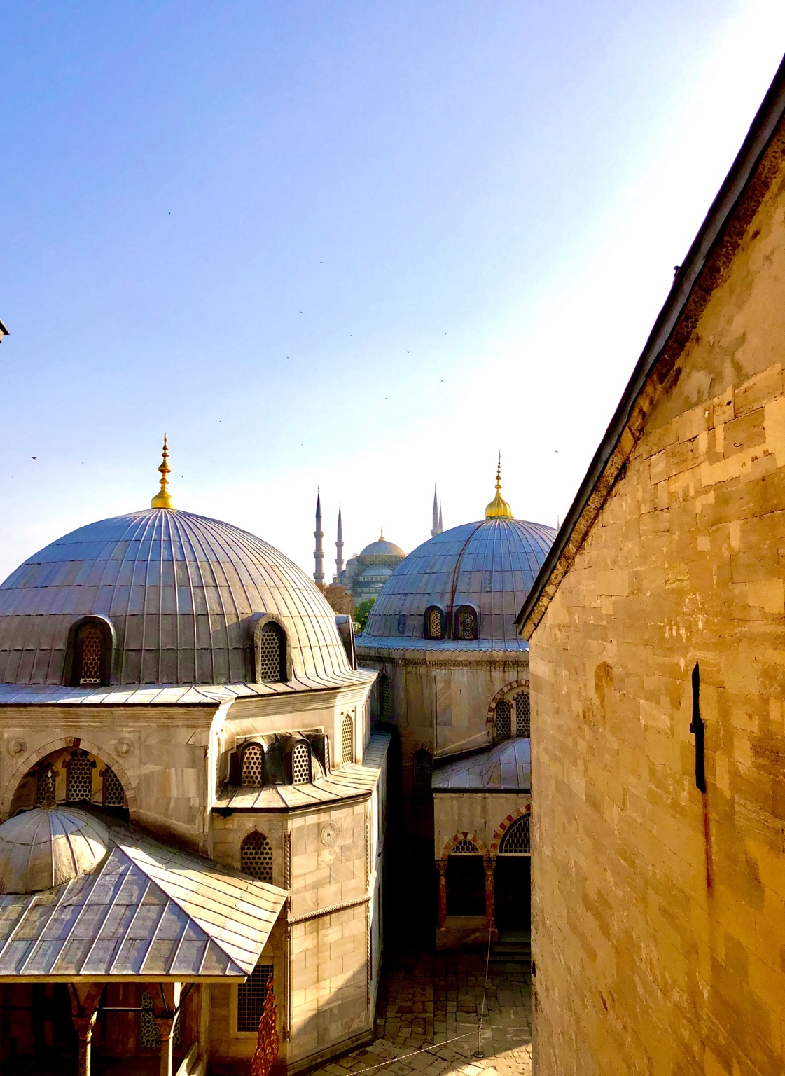 Cúpulas y minaretes bañados por la luz del atardecer en Turquía