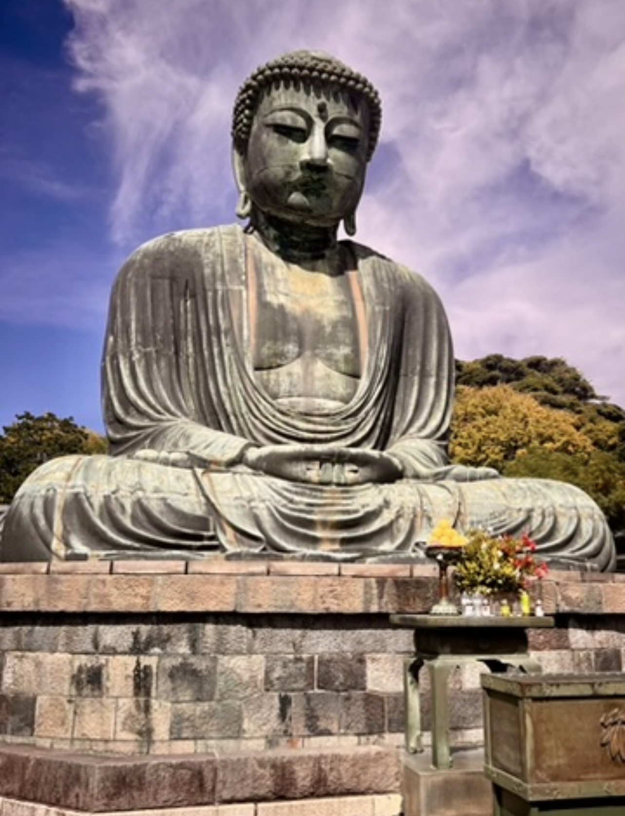 Gran Buda de Kamakura rodeado de vegetación