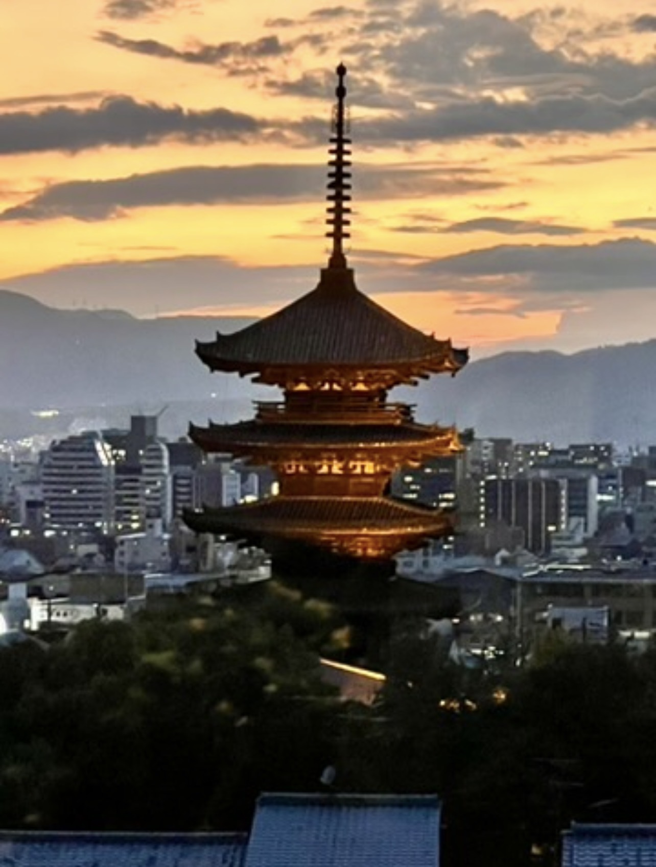 Pagoda japonesa recortada contra el cielo al atardecer en Kyoto