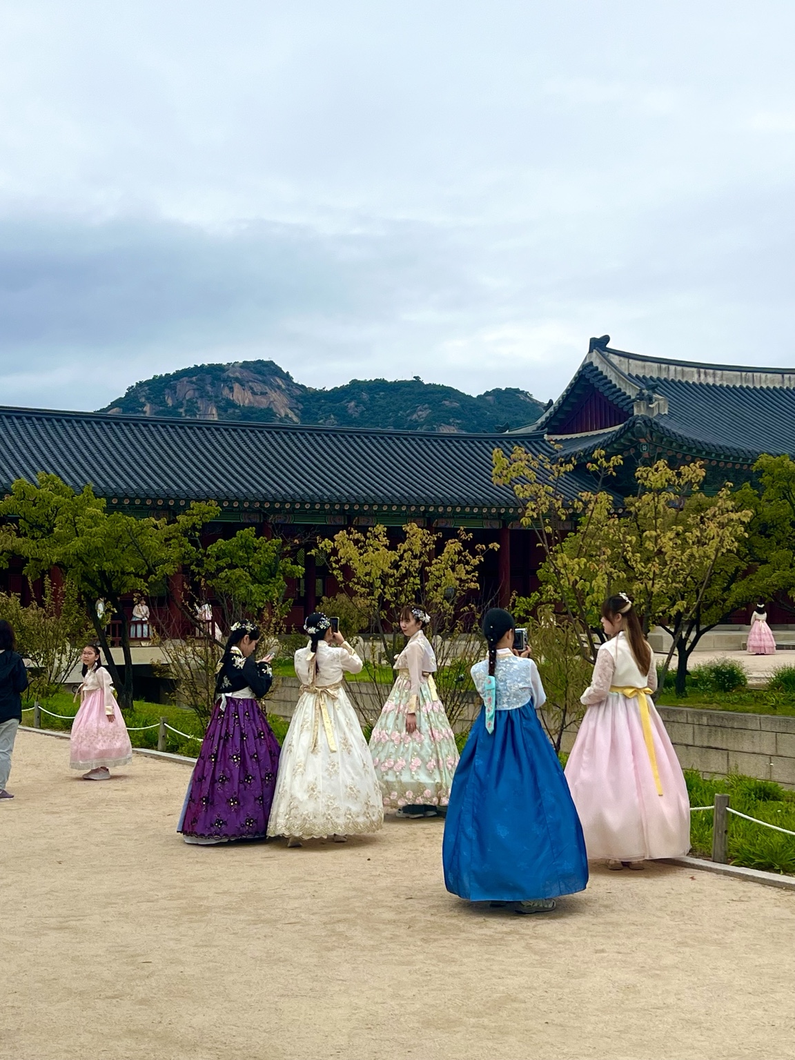 Visitantes con hanbok en un palacio de Corea