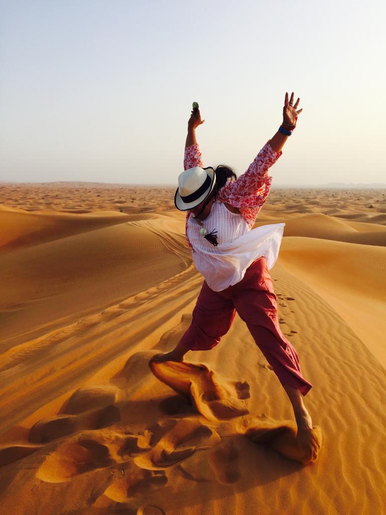 Mariela disfrutando de las dunas del desierto en Marruecos