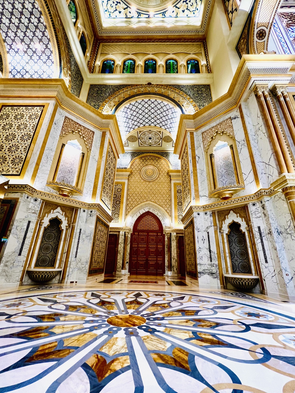 Arcos y mosaicos ornamentados en el interior de una mezquita