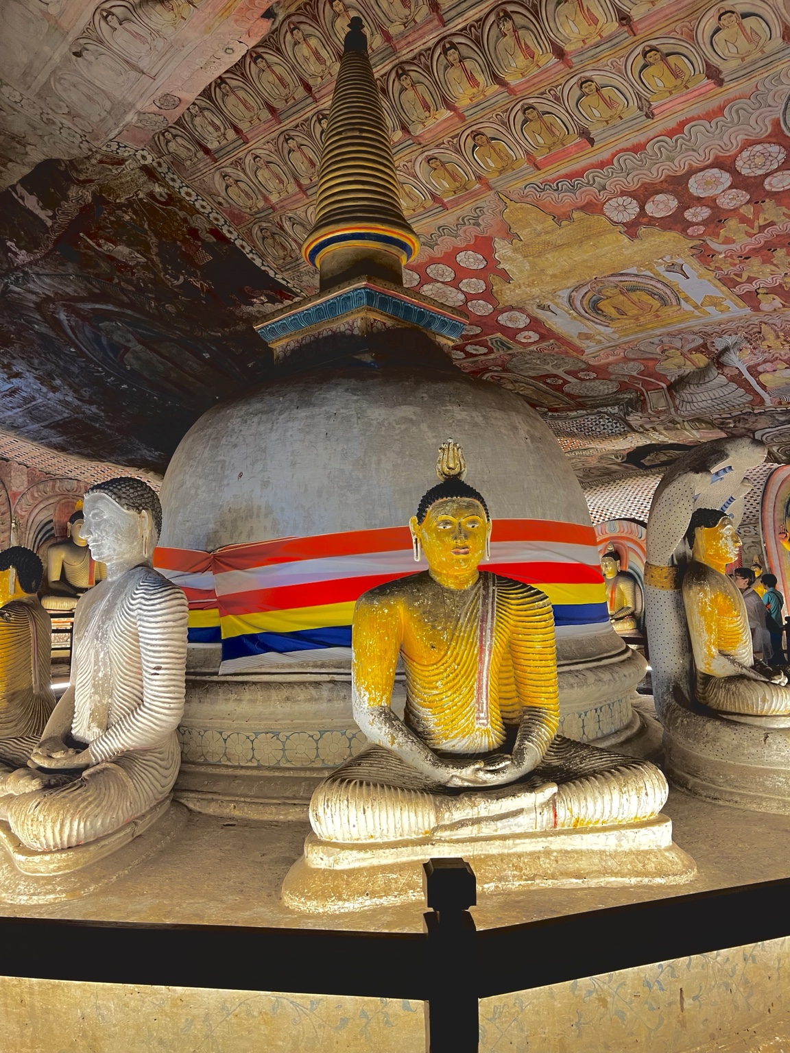 Templo rupestre con esculturas de Buda y pinturas antiguas en Sri Lanka