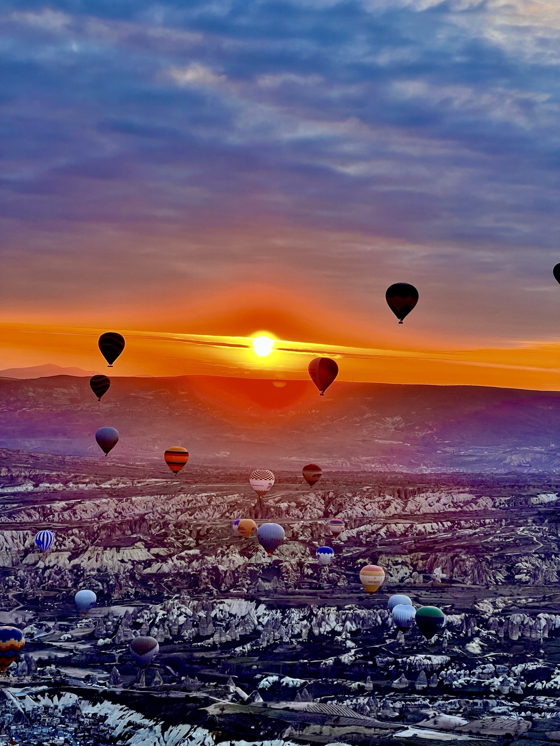 Globos aerostáticos sobre Capadocia al amanecer