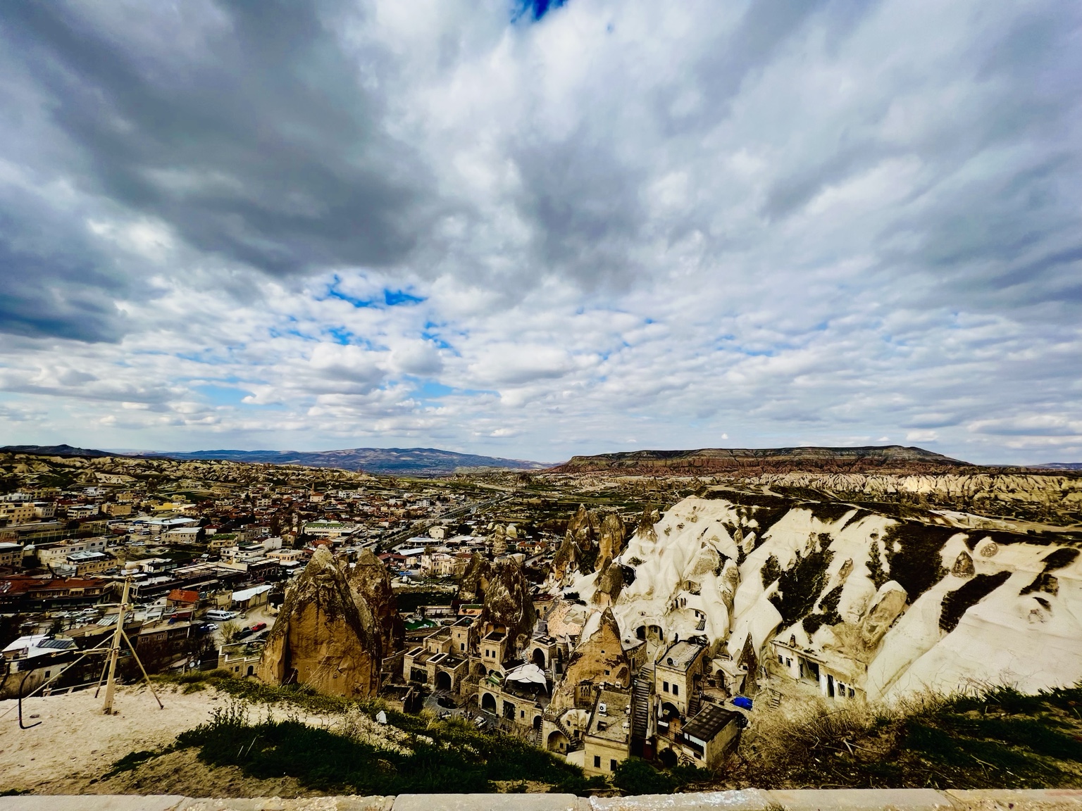 Panorámica de las formaciones rocosas y pueblos de Capadocia
