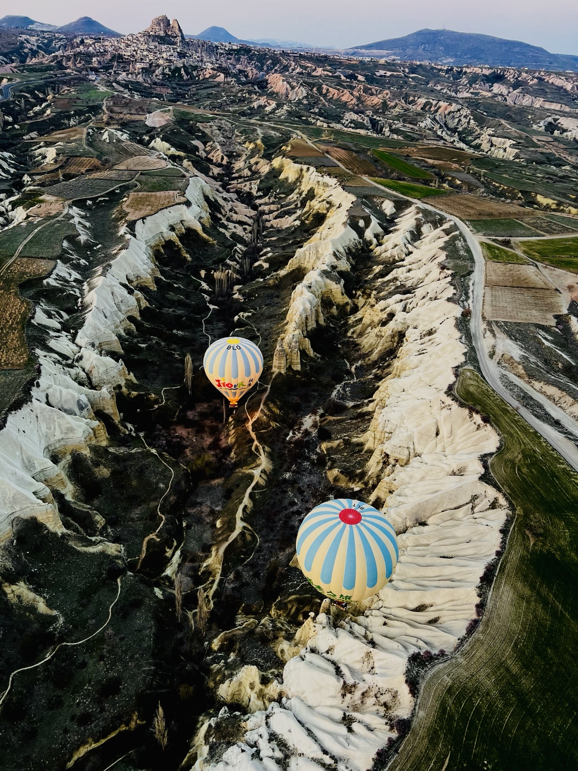 Valles y formaciones rocosas de Capadocia vistos desde el aire
