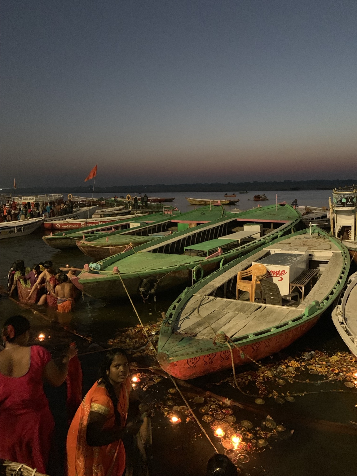 Barcas al anochecer junto al río en India
