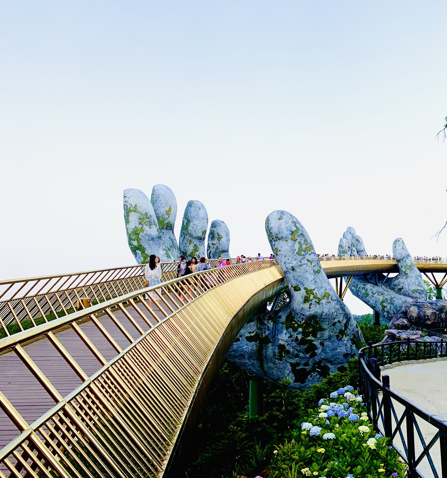 Puente dorado suspendido entre montañas en Vietnam