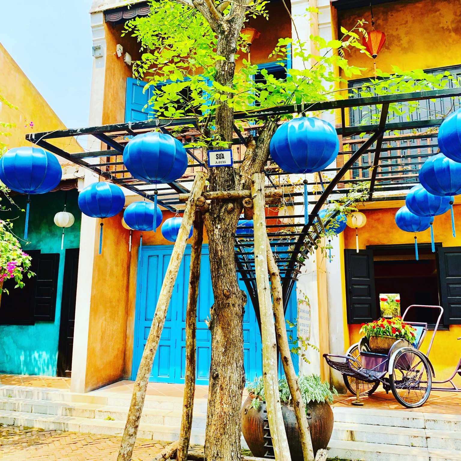 Calle vietnamita llena de faroles de colores